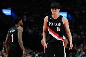 楊瀚森籃下吃餅暴扣！4分已經(jīng)創(chuàng)造生涯新高啦！