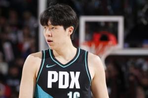 練級(jí)是有用的！楊瀚森次節(jié)登場(chǎng)5分9秒半場(chǎng)3中2得到4分1板1助！