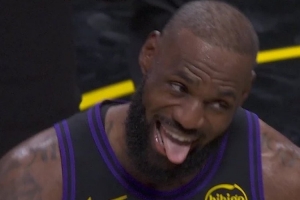 嗨了！詹姆斯第10個助攻打停爵士之后吐舌頭&大笑慶祝??