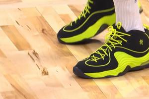 致敬奧蘭多名宿！庫里熱身穿便士簽名鞋 入場穿奧胖簽名鞋