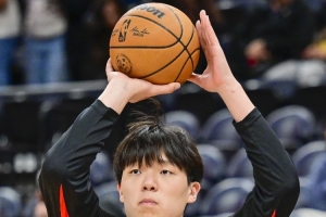 記者：瀚森經(jīng)過G聯(lián)盟的適應(yīng) 明顯更好地找到比賽節(jié)奏 也更有信心