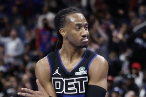 沖擊力十足！詹金斯10中6拿到14分 另有3板7助2斷 正負(fù)值+8