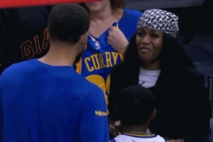 值回票價！庫里今日雖然不能出戰(zhàn) 但仍積極與小球迷們合影留念