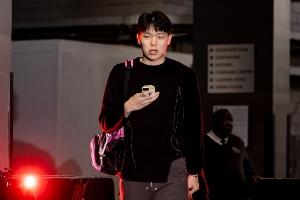 ??小楊剪頭了？楊瀚森今日入場照 風格偏商務 頭發(fā)剪短了些