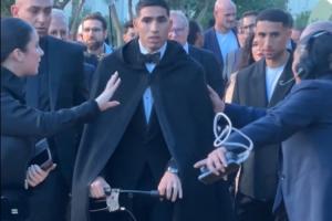 喜感拉滿??阿什拉夫穿戴黑披風(fēng)推著助行器，蹦蹦跳跳拍照領(lǐng)獎(jiǎng)