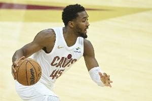 終于醒了？米切爾第四節(jié)半節(jié)砍下15分 將分差縮小至2分