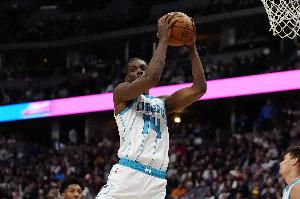 我還你一個！迪亞巴特順下大三步 單臂隔扣以賽亞·杰克遜！