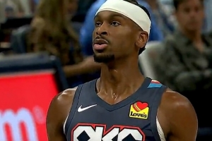 這怎么防？！亞歷山大突破對抗拉文 隨手一拋打板命中2+1！