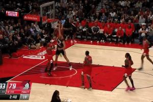 ??楊瀚森外線(xiàn)干擾好防 快攻接球沒(méi)接穩(wěn) 運(yùn)球再起被大帽扇飛