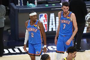 扣爽了！霍姆格倫掩護(hù)后再下順 接亞歷山大助攻單臂劈扣！