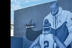 湖人官方曬瓦妮莎新書！此書內(nèi)容為紀(jì)念科比&Gigi壁畫及背后故事