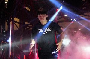 ??來了來了！楊瀚森早早等在場邊 等了足足2分多鐘 終于上場！