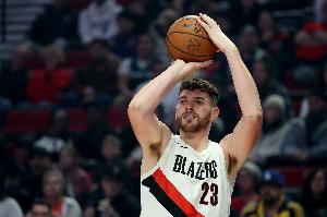 狀態(tài)不錯(cuò)！克林根開場弧頂三分+空接放籃 連砍5分！