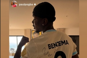 博格巴社媒曬身穿本澤馬簽名球衣照片，本澤馬轉(zhuǎn)發(fā)動(dòng)態(tài)