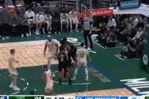 幽靈空切！76人推起反擊 埃奇庫姆底線飛起完成空接暴扣