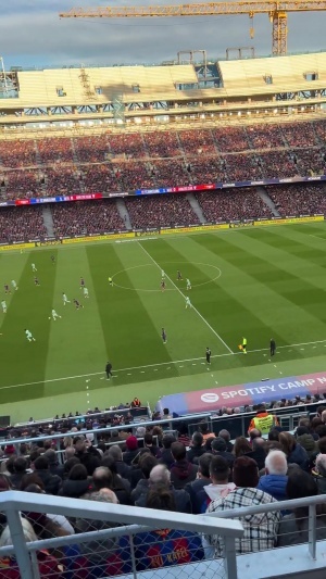 難忘傳奇！巴薩比賽第10分鐘，諾坎普場內(nèi)觀眾高喊“梅西 梅西”