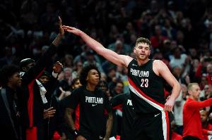 記者：在開拓者教練組看來 能增加前場板機會球員才會獲更多時間