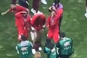 多少吧友干過(guò)??海港奪冠賽后，蔣光太偷襲把古斯塔沃褲子脫了