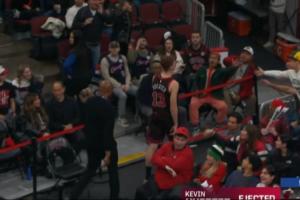 尷尬了！許爾特不滿判罰將球隨手一拍 結(jié)果砸到女裁判 被1T驅(qū)逐！