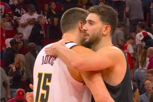 哥還是你猛啊！申京賽后和約基奇擁抱寒暄??