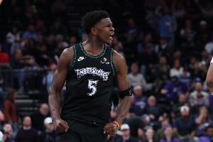 我一人打一隊！愛德華茲第三節(jié)9中7怒轟19分 太陽全隊才19分