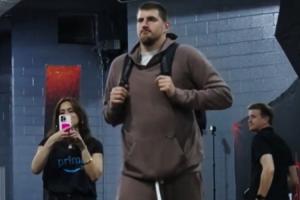 塞爾維亞大白熊抵達(dá)休斯敦！掘金曬約基奇“熊”赳赳闊步進(jìn)場(chǎng)