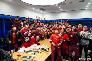 三連冠達(dá)成！上海海港新聞官曬更衣室?jiàn)Z冠合影