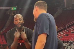 老隊(duì)友抱一抱！約基奇賽前與杰夫·格林熱聊 兩人手舞足蹈笑嘻嘻