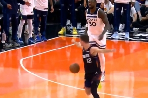 圖啥？蘭德?tīng)柡髨?chǎng)莫名摟一把吉萊斯皮 被吹轉(zhuǎn)換犯規(guī)&送一罰一擲