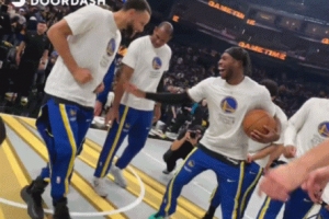 回主場(chǎng)真開(kāi)心！勇士眾將賽前圍圈 庫(kù)里在中央熱舞引得眾人大笑