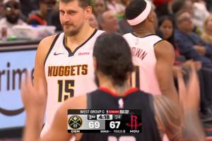 小表情太可愛！約基奇騙到亞當斯犯規(guī) 隨后斜眼死死盯著后者調(diào)戲