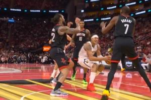 不太妙?。「甑情_場4分鐘不到突破倒地 表情凝重返回更衣室