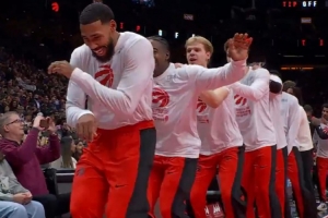 ??詞窮了！猛龍賽前儀式：排長(zhǎng)龍熱身 坦普爾突然瘋狂舞動(dòng)