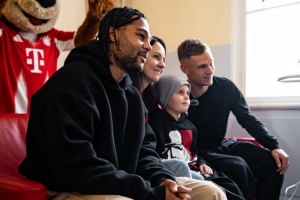 點(diǎn)贊！格納布里、基米希前往醫(yī)院腫瘤病房，看望患病兒童