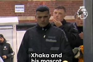 好暖！扎卡賽前給球童穿上自己的外套