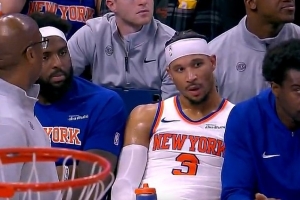 滿臉不甘！薩格斯上籃打時(shí)間差被犯規(guī) 哈特6犯離場(chǎng)