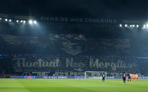 巴黎圣日耳曼主場看臺大幅TIFO，悼念10年前巴黎恐襲受害者