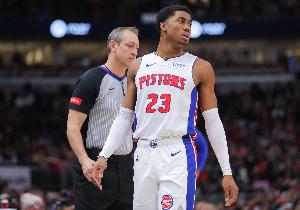 賽季首秀！艾維復(fù)出15分鐘6中4拿到10分1板2助1斷