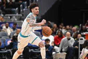 受犯規(guī)影響！三球僅出戰(zhàn)25分鐘 14中7&三分7中1拿到18分4板7助