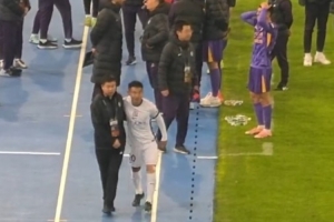 惺惺相惜！于漢超賽后特意前往對手替補席，與于根偉擁抱致意