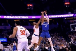 關(guān)鍵球！薩格斯三分被大橋犯規(guī) 尼克斯挑戰(zhàn)成功&中圈跳球！