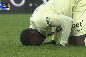 兩年半的等待！博格巴時隔811天重返賽場，終場哨后直接跪在球場