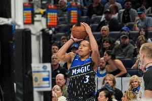 穩(wěn)定輸出！貝恩半場9中4拿到15分2板1斷 首節(jié)10分