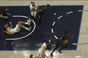 急了！阿爾達(dá)馬倒地一把摟倒弗拉格 裁判回放后給了一級惡犯