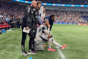 暖心！溫哥華球員沖入場(chǎng)內(nèi)慶祝，穆勒轉(zhuǎn)身?yè)肀軅年?duì)友