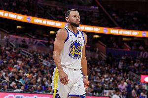 安東尼：庫里應繼續(xù)發(fā)展自己的品牌 他處在所有人中的核心位置