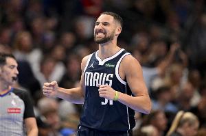 極限操作！克萊1秒接邊線球底角漂移 三分出手球進(jìn)燈亮完成壓哨