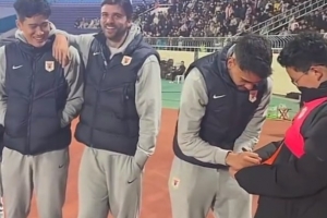 泰山球員澤卡、馬德魯加、彭嘯現(xiàn)身齊魯超決賽，與球迷互動(dòng)