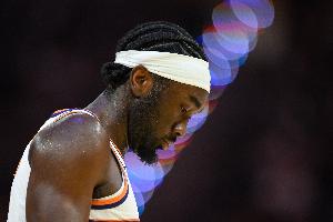 虧！馬威空接扣籃被打到頭但裁判無視 回頭狄龍被吹技犯送馬刺1分