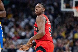 希望沒(méi)事！巴雷特扣籃落地后腳踝不適 已返回更衣室